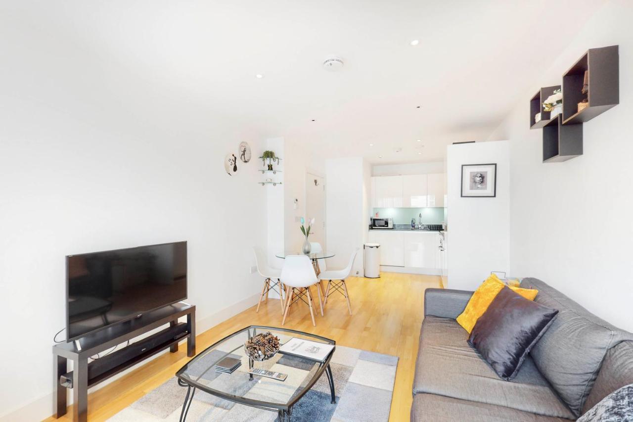 Lovely 1 Bed Apartment In Streatham ลอนดอน ภายนอก รูปภาพ